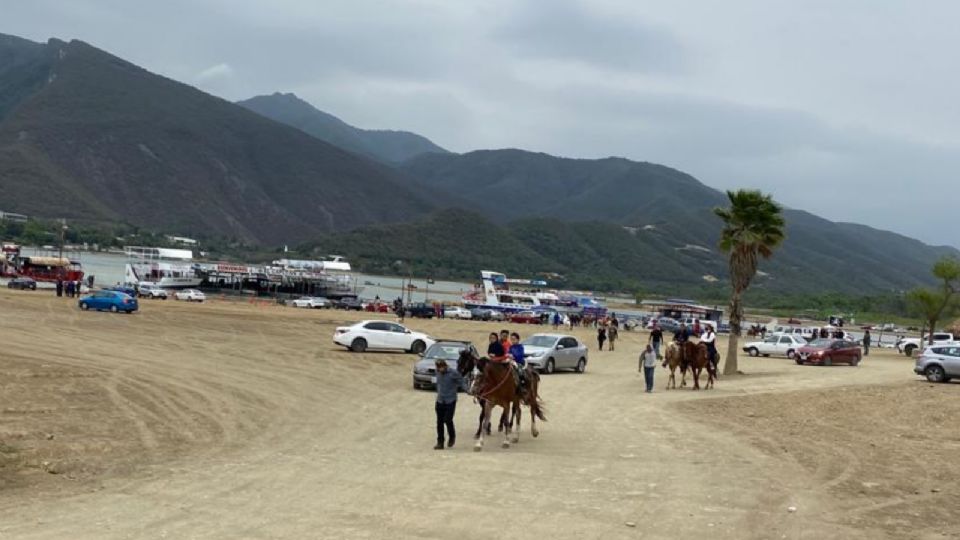 Presa La Boca, con pocos paseantes en NL.