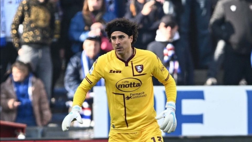 Guillermo Ochoa en partido con Salernitana.