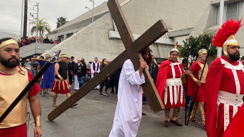 Jesús cargando la cruz.