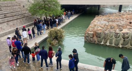 Regios y turistas esperan hasta dos horas para abordar lanchas de Paseo Santa Lucía