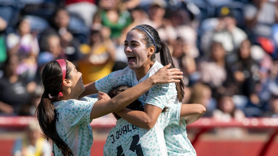 Greta Espinoza, Jacqueline Ovalle celebran con Caro Jaramillo su gol ante Chicago Red Stars