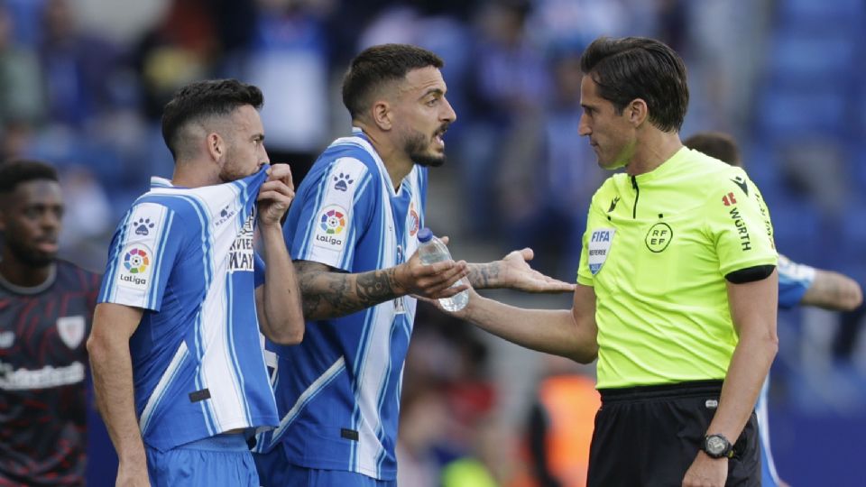 Los jugadores del Espanyol reclaman al árbitro central en el partido ante el Athletic