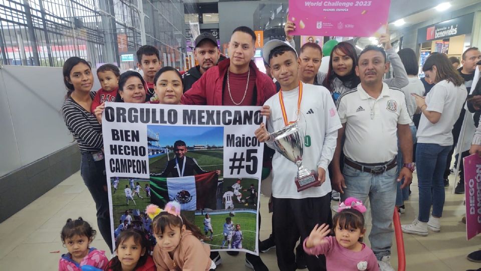 La Selección de Nuevo León que consiguió el título en Madrid fue recibido por sus familiares y amigos en el aeropuerto.