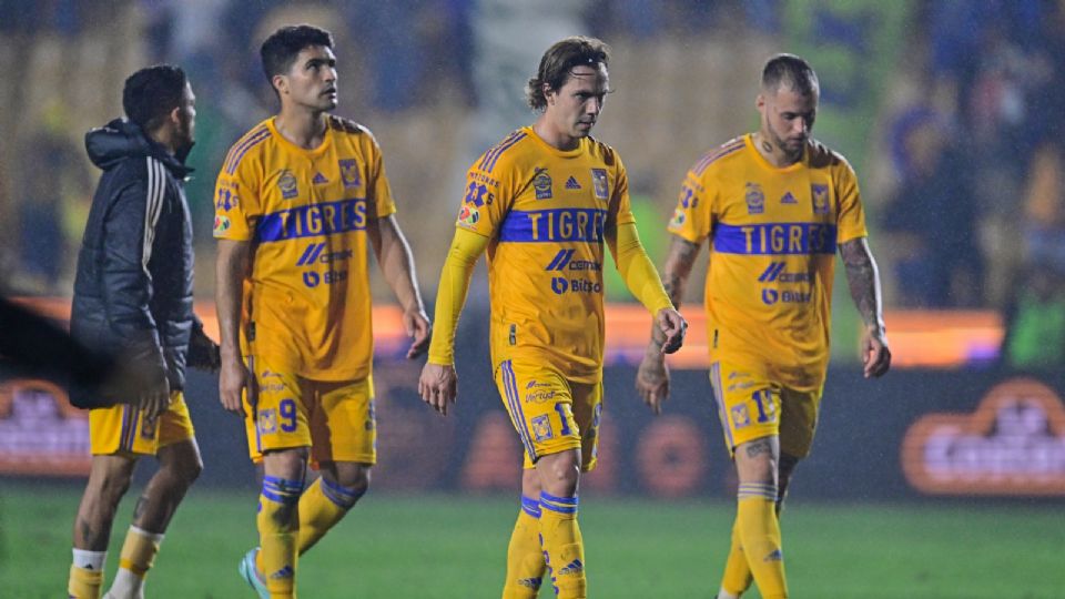 Los jugadores de Tigres lamentan la derrota ante Mazatlán