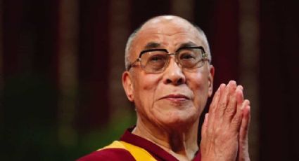 Dalai Lama es señalado de abuso por besar a niño en la boca