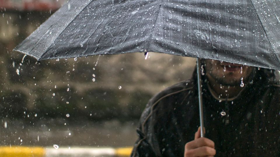 Hombre cubriéndose de la lluvia