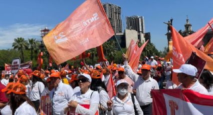 Marchan maestros por Día del Trabajo