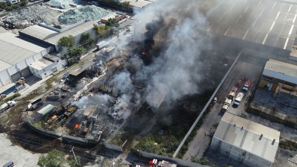 El domingo 30 de abril, un incendio consumió una empresa en Apodaca, liberando sustancias consideradas de peligro.