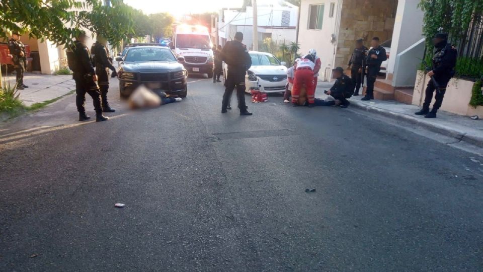 Tres personas fueron detenidas durante un enfrentamiento entre sujetos a bordo de un automóvil y un hombre que viajaba en una motocicleta.