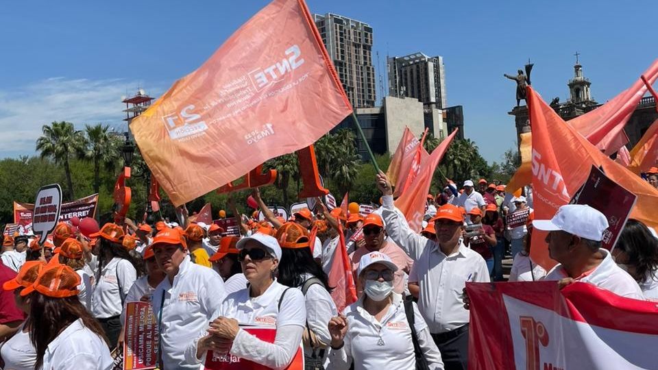 Docentes de la sección 50 y 21 tomaron las calles del centro de Monterrey.