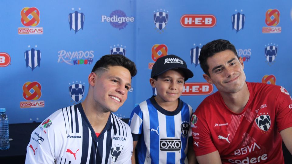 Alfonso González y Fernando Mata se tomaron foto con un pequeño aficionado en Día Rayados Kids Game Day.