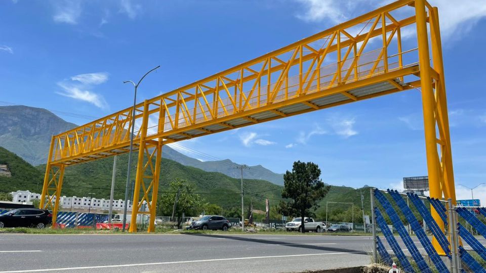 Puente peatonal inconcluso en la Carretera Nacional