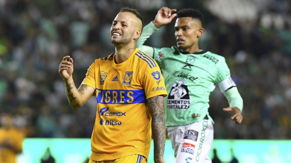 Nicolás López lamenta una oportunidad desperdiciada durante el partido ante León en la Liga MX