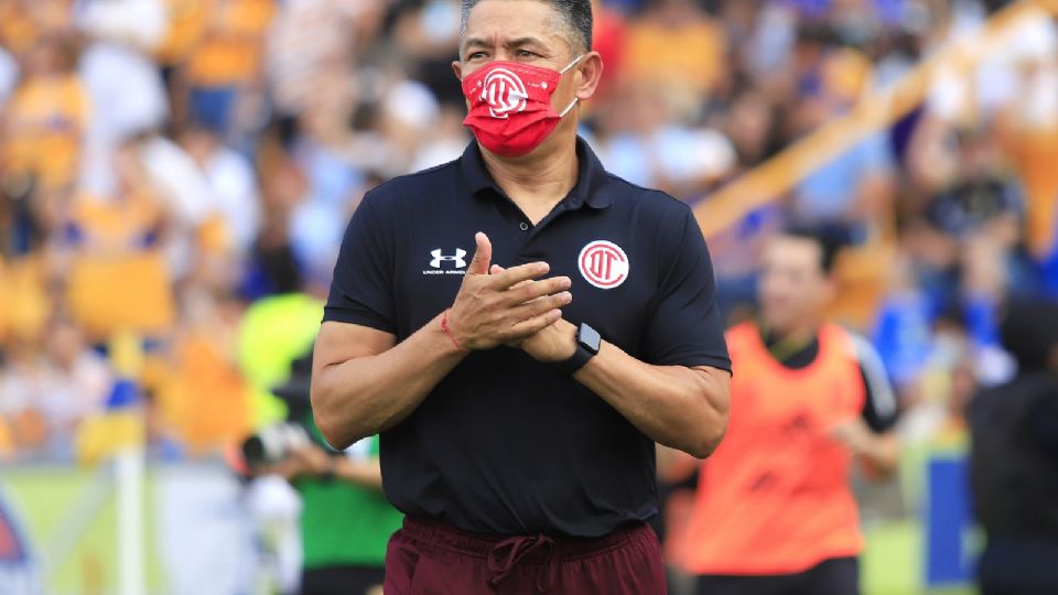 Ignacio Ambriz en una visita al Estadio Universitario como entrenador de Toluca