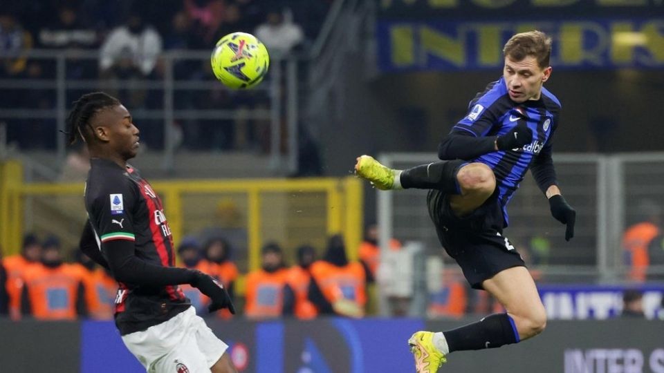 Rafael Leão (izquierda) y Nicoló Barella (derecha) en un Derby Della Madonnina en Serie A