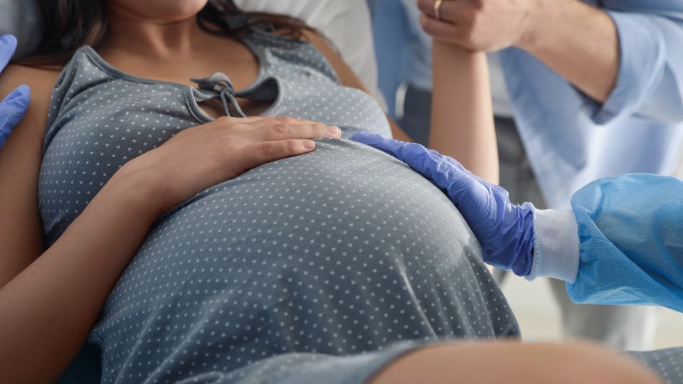 Víctima de violencia obstétrica narra su vivencia y las afectaciones que sufrió su hija