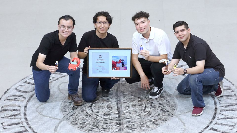 Estudiantes premiados de la UANL.