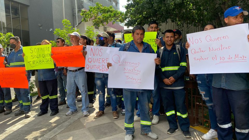 Trabajadores de Simeprode ante el Congreso de Nuevo León.