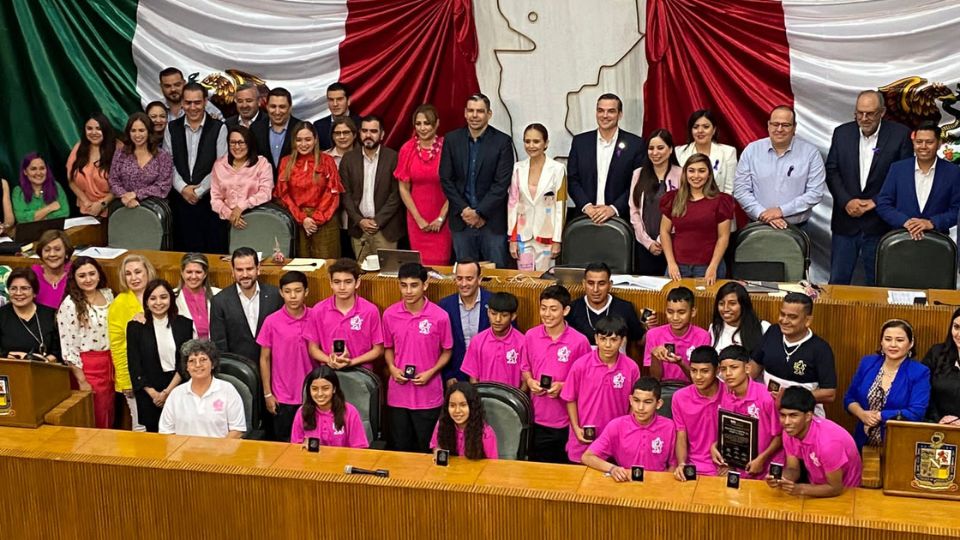 Niños campeones de Nuevo León reconocidos en Congreso de Nuevo León.