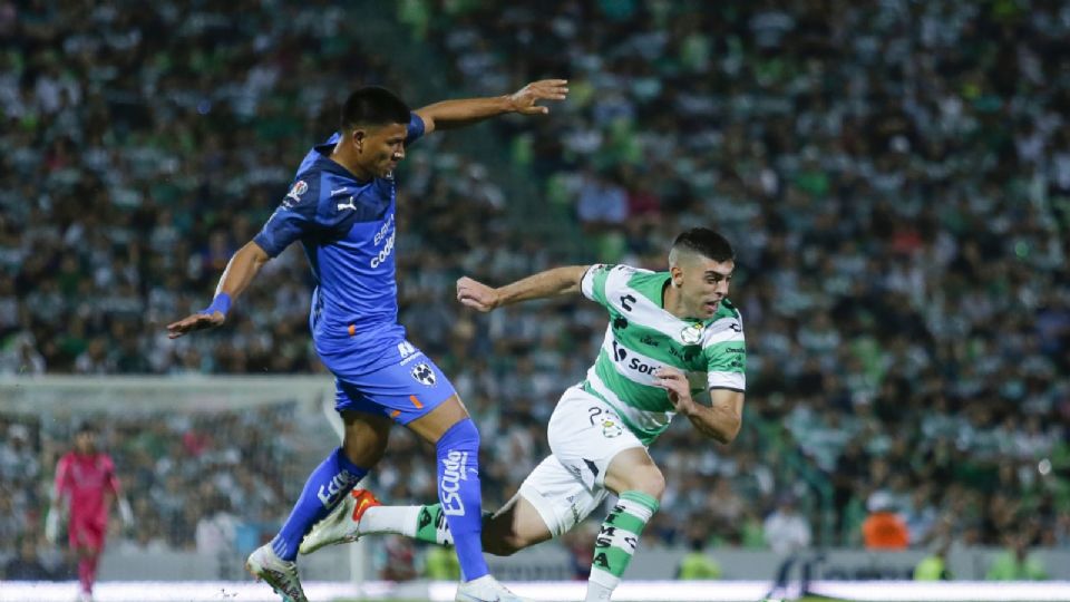 Jesús Gallardo disputa un balón en el partido de Ida de los Cuartos de Final