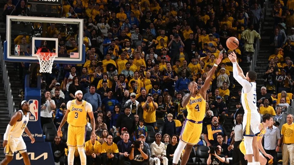 Steph Curry consigue sumar puntos en el Juego 5 de la serie ante Lakers.