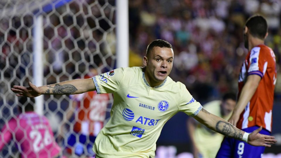 Jonathan Rodríguez festeja su gol ante San Luis en los Cuartos de Final