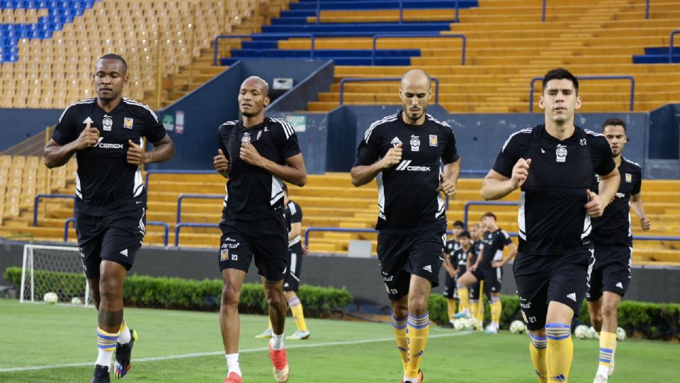 Jugadores de Tigres: Samir Caetano, Luis Quiñones, Guido Pizarro y Jesús Angulo durante un entrenamiento en el Universitario