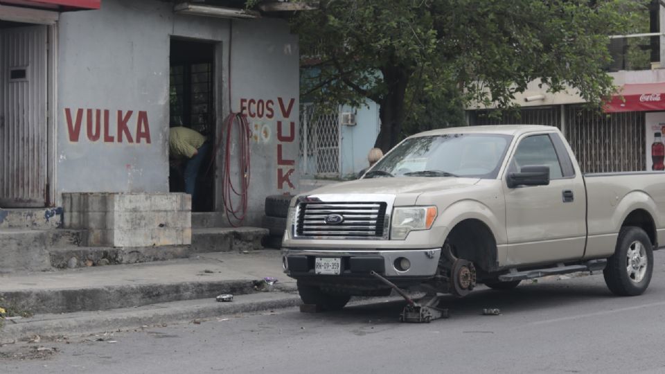 Los negocios toman espacio en plena calle, obstruyendo un carril de la vía