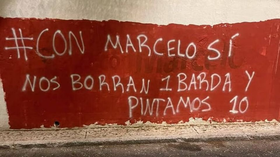 En la Ciudad de México han borrado 600 bardas que promueven al canciller Marcelo Ebrard.