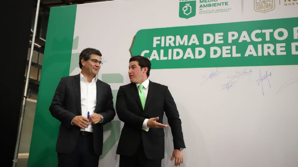 Samuel García firmando pacto  por la calidad del Aire