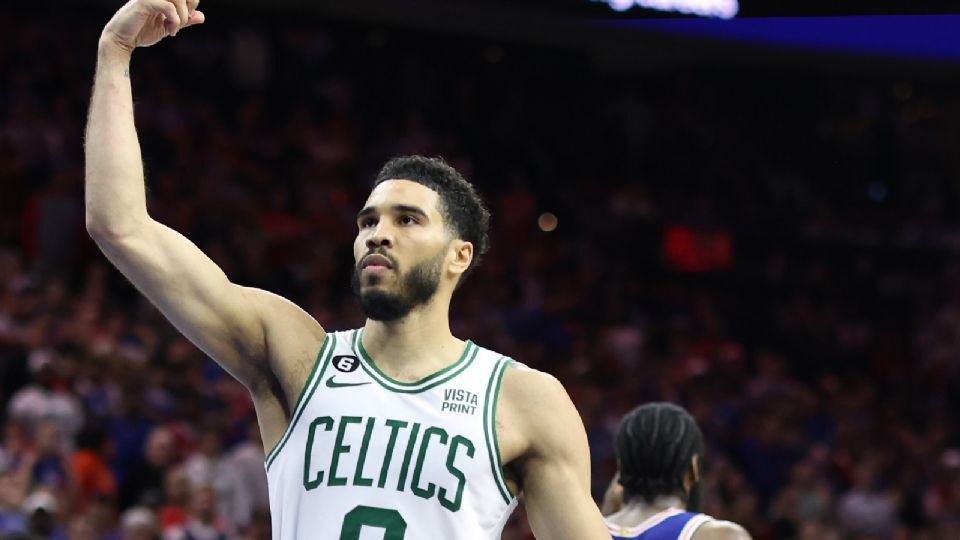 Jayson Tatum, anotó 16 de sus 19 puntos en el último cuarto para llevar a los suyos a la victoria y forza a disputar el juego siete.