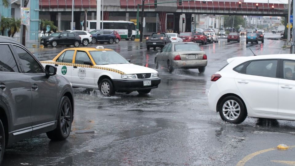 Tráfico con lluvia en la zona metropolitana de Monterrey.