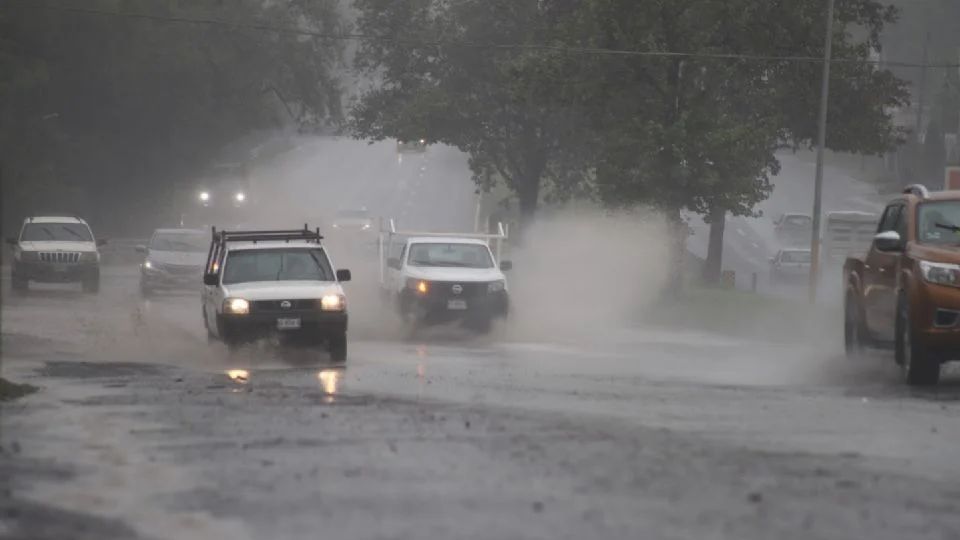 Hoy se tiene pronóstico de chubascos aislados y tormenta eléctrica.