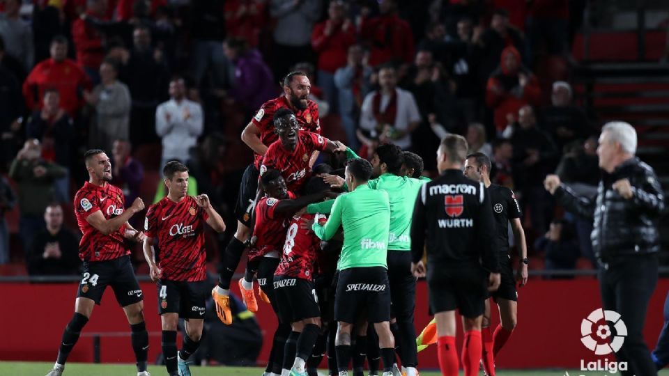 Los jugadores del Mallorca festejan la anotación ante el Cadiz