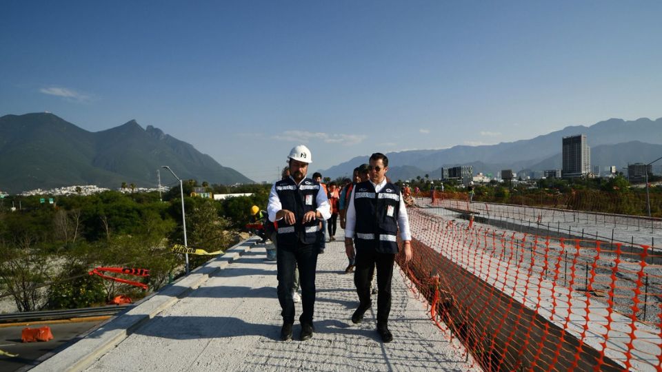 Autoridades del municipio de Monterrey recorriendo el Puente Verde.