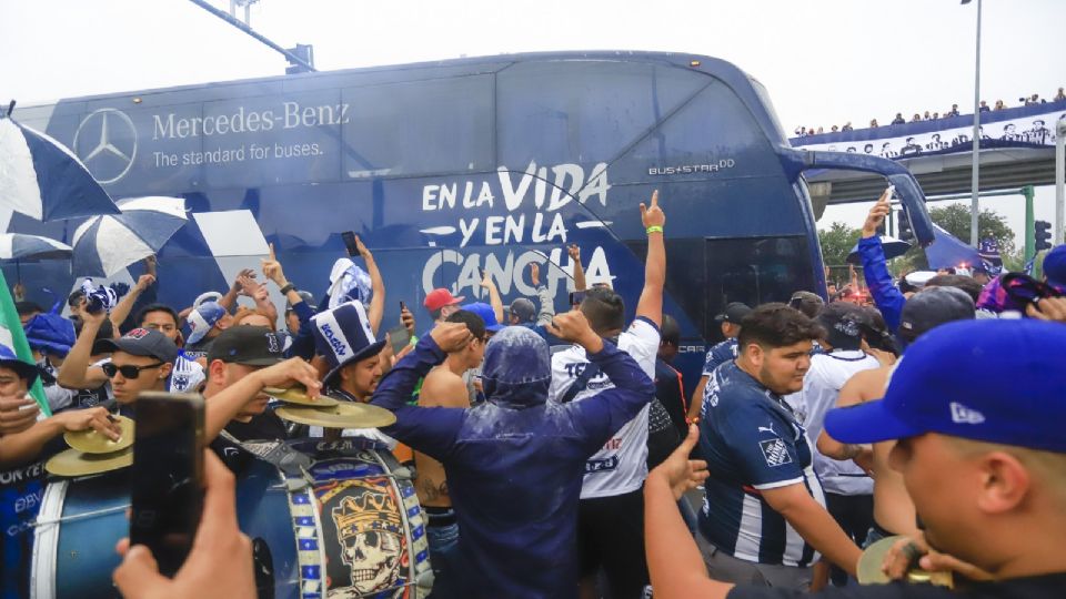 Centenares de aficionados mostraron su apoyo a Rayados de cara al duelo de vuelta de Cuartos de Final contra Santos.