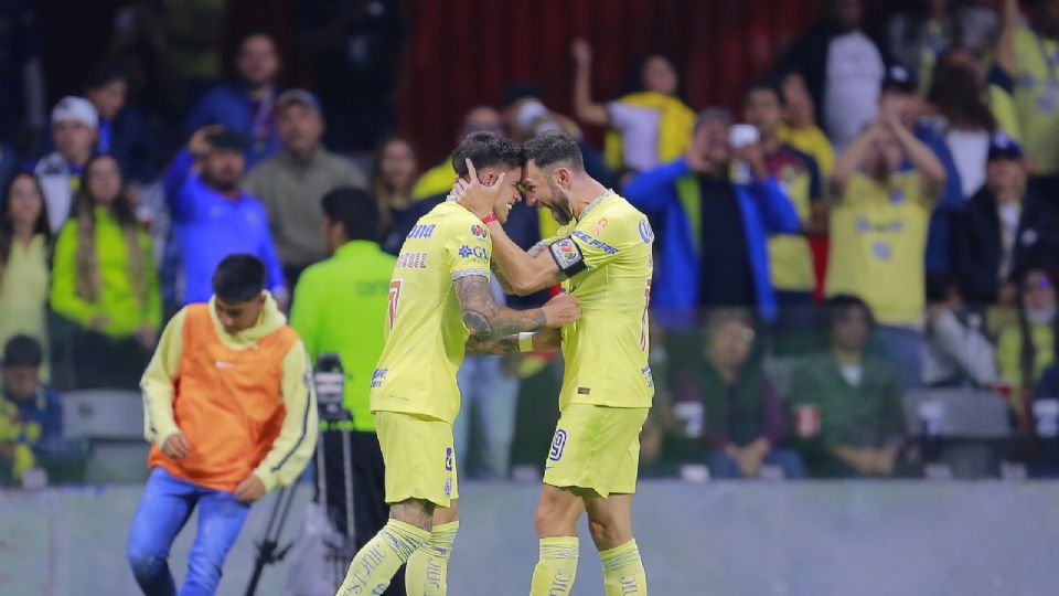 Brian Rodriguez del America en festejo con Miguel Layun después de anotar durante el juego de vuelta de los cuartos de final ante San Luis