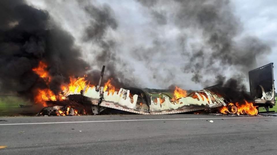 Tráiler quemándose en la Carretera Hidalgo-Zaragoza, en Tamaulipas.