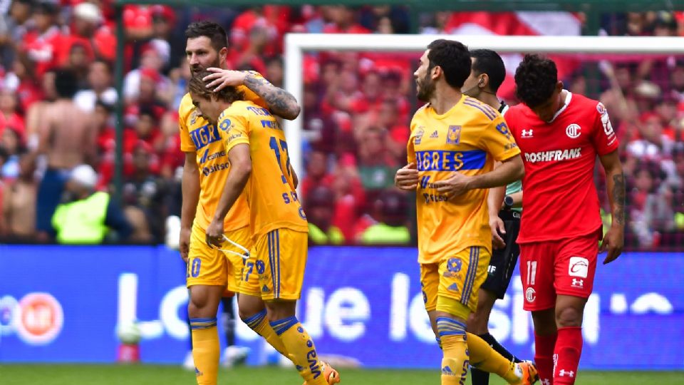 Gignac felicita a Córdova por su anotación ante Toluca en el Nemesio Diez