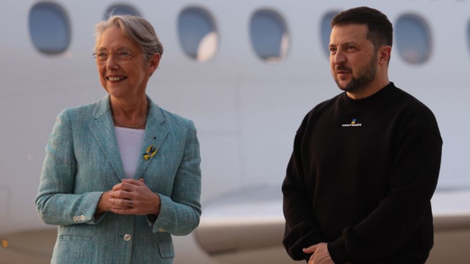 Volodímir Zelenski fue recibido por la primera ministra francesa, Élisabeth Borne.