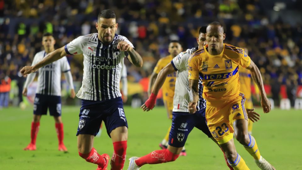 Celso Ortíz y Luis Quiñones disputan un balón en el partido de ida de la Semifinal entre Tigres y Rayados, jugada el miércoles en el Estadio Universitario; el partido de vuelta es este sábado en el BBVA