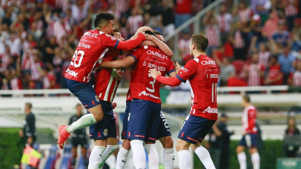 Los jugadores de Chivas festejan el gol del 'Tiba' Sepulveda ante el Atlas