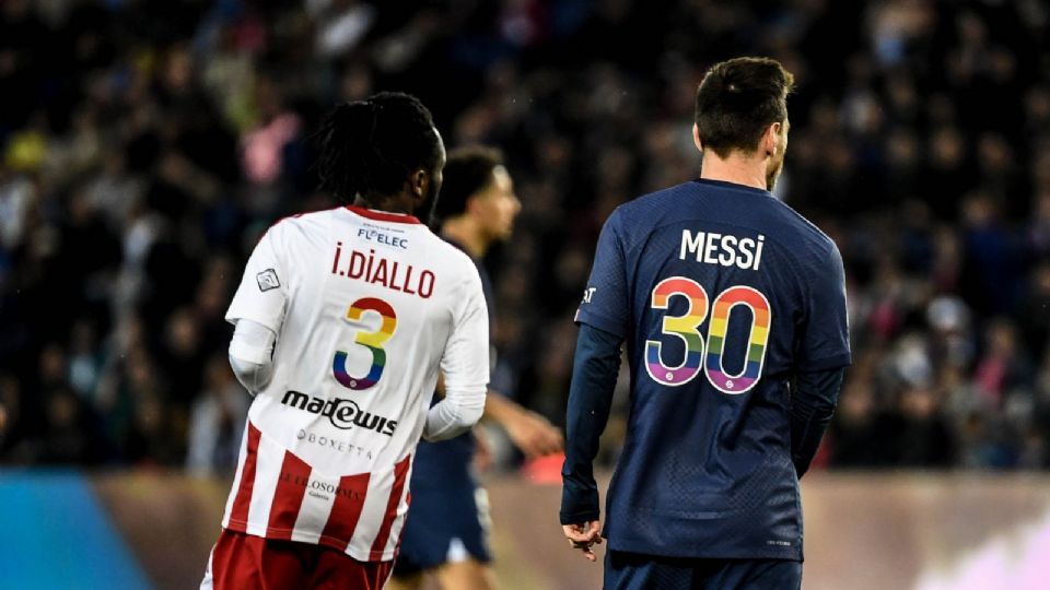 Lionel Messi fue uno de los futbolistas de las ligas de futbol profesionales en Francia que lució la bandera arcoíris en su jersey el fin de semana