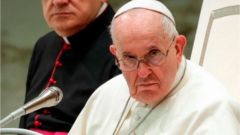 El Papa sentado con rostro serio, durante una misa