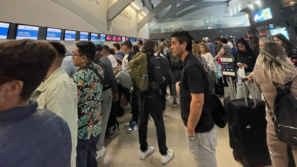 Turistas afectados por retraso de Aeroméxico