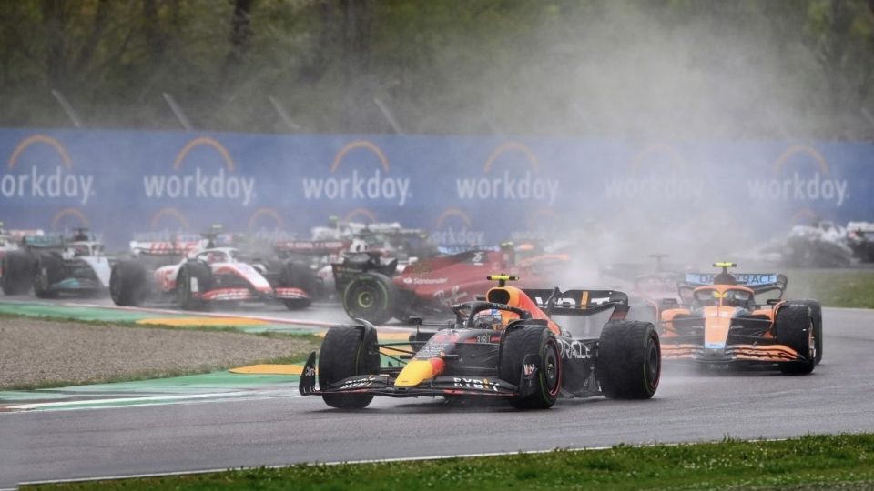 Fotografía ilustrativa de una práctica de Fórmula 1, con el auto del mexicano Sergio 'Checo' Pérez a la cabeza