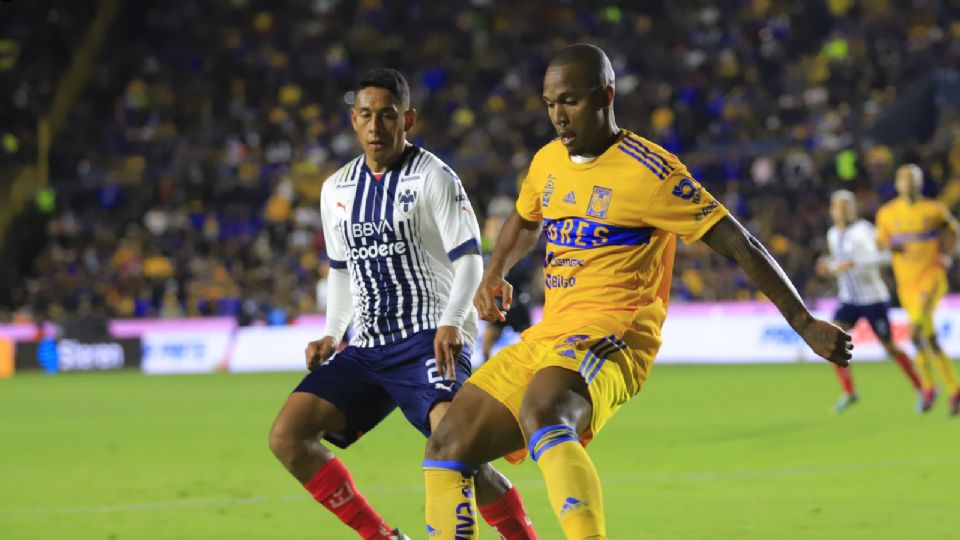 Luis Romo (Rayados) y Samir Caetano (Tigres) en la edición 129 del Clásico Regio.