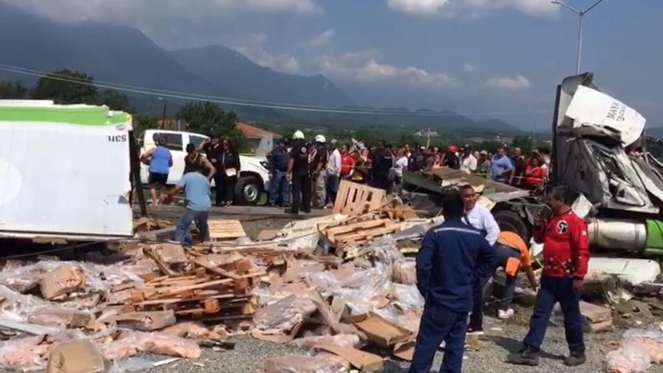 Ciudadanos de Allende roban pollo derramado tras volcadura de camión