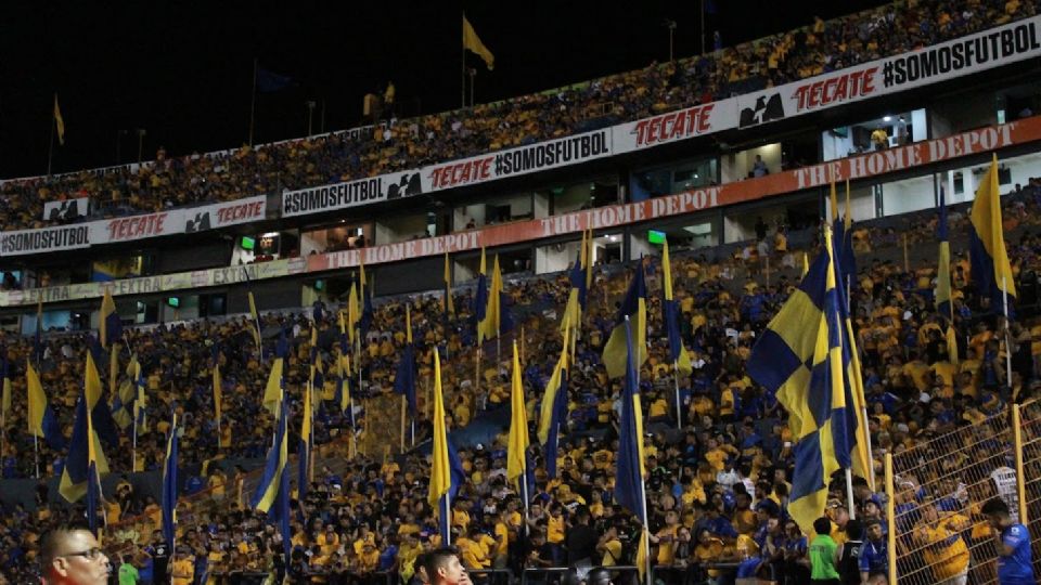 Afición de Tigres en el Estadio Universitario