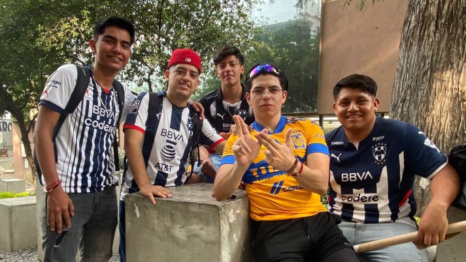 El campus de la UANL vive el Clásico Regio 130 gracias a sus alumnos, que acudieron a clases con jerseys de Tigres y Rayados